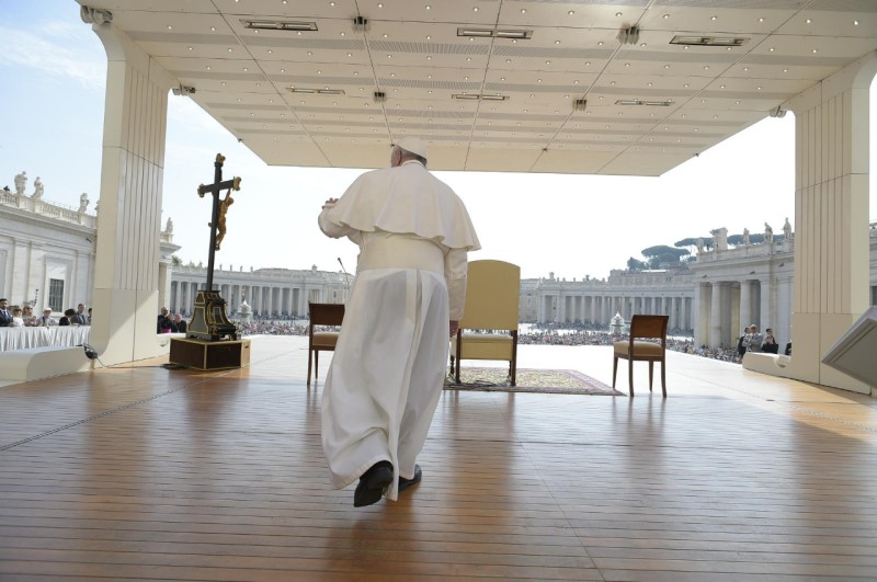 El Papa, saluda a los fieles