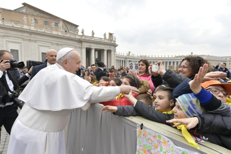 El Papa saluda a algunos niños