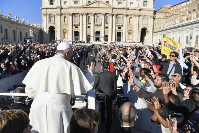 Una multitud saluda al Papa