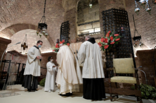 11-Celebrazione della Santa Messa e firma dell’Enciclica “Fratelli tutti” alla tomba di San Francesco