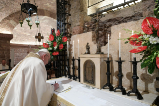 12-Celebrazione della Santa Messa e firma dell’Enciclica “Fratelli tutti” alla tomba di San Francesco