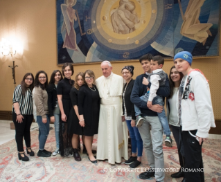 10-Encuentro con un grupo de chicos y chicas ingresados en el hospital pediátrico «Bambino Gesù» de Roma