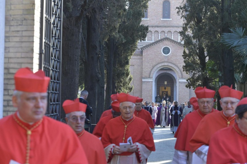 Cardenales en la procesión de las cenizas