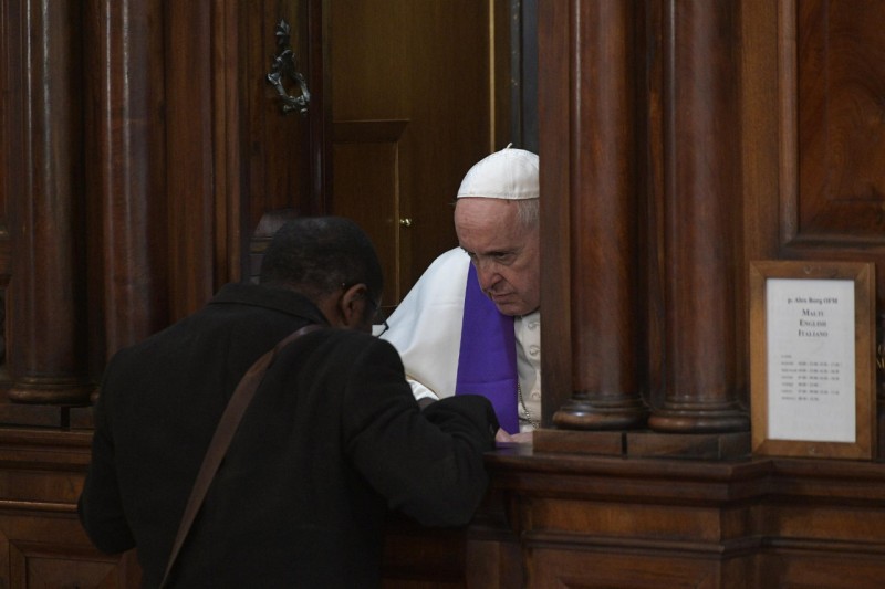 El Papa confesó a los sacerdotes