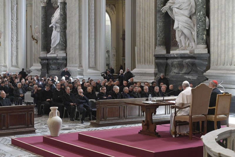 Bergoglio, con los curas de Roma