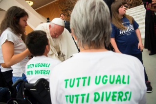 13-A los participantes en un Congreso para personas discapacitadas, organizado por la Conferencia Episcopal Italiana