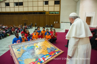 6-Salut aux volonatires, aux parents et aux enfants du dispensaire Sainte-Marthe au Vatican
