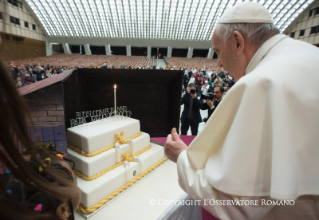 4-Salut aux volonatires, aux parents et aux enfants du dispensaire Sainte-Marthe au Vatican