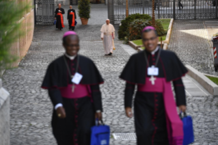 1-Ouverture de la XVe Assemblée générale ordinaire du Synode des Évêques : Prière et salut du Pape