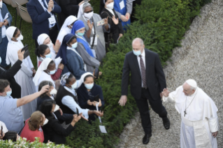 23-El Papa Francisco preside el rezo del Santo Rosario al final del mes mariano