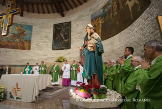 3-Visita pastoral a la parroquia romana San Miguel Arc&#xe1;ngel en Pietralata
