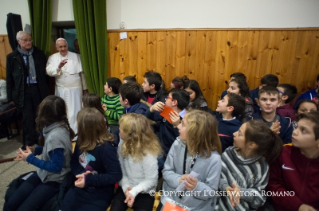 13-Visita pastoral a la parroquia romana San Miguel Arc&#xe1;ngel en Pietralata