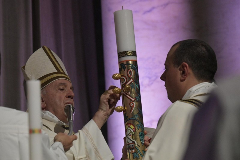 El Papa bendice el cirio pascual