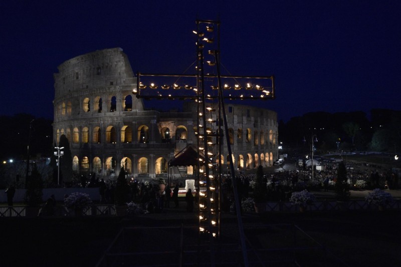 Via Crucis en el Coliseo