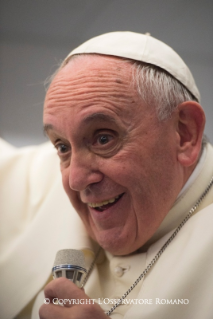 1-Viaggio Apostolico: Conversazione del Papa con i giornalisti nel viaggio di ritorno da Asunción a Roma