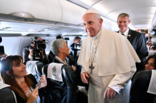 5-Viaje apost&#xf3;lico a Lituania, Letonia y Estonia: Saludo del Santo Padre a los perioditas durante el vuelo a Vilna