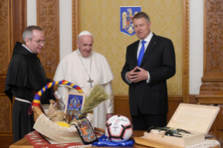 2-Viaje apostólico a Rumanía: Encuentro con las autoridades, la sociedad civil y el Cuerpo Diplomático