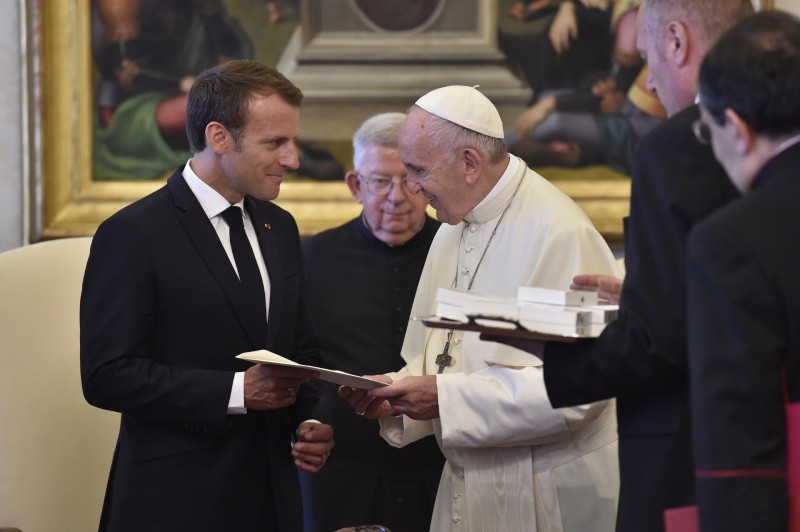Resultado de imagem para Macron e papa FRancisco